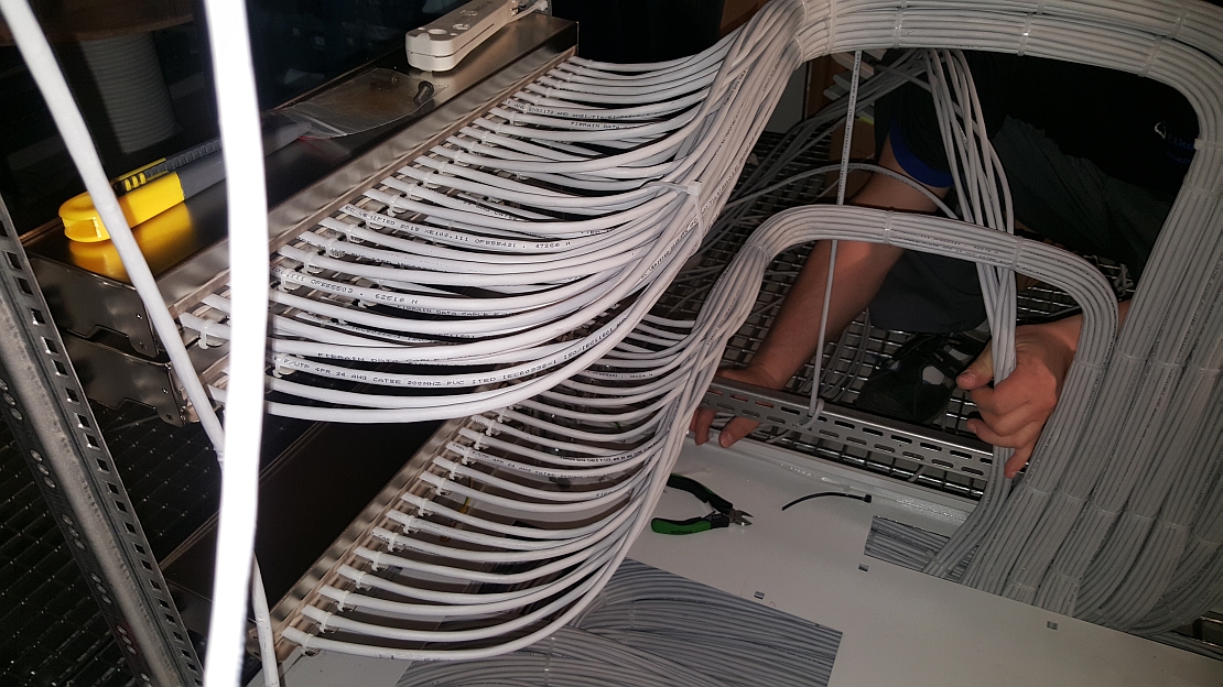 instalacje sieci komputerowych, instalacje światłowodowe, instalacje elektryczne, instalacje pneumatyczne, sieci bezprzewodowe, sieci strukturalne, sieci internetowe, szafy krosowe, instalacje dedykowane