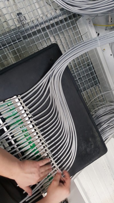sieci internetowe, sieci bezprzewodowe, szafy krosowe, instalacje elektryczne, instalacje sieci komputerowych, sieci strukturalne, instalacje dedykowane, instalacje niskoprądowe, diagnostyka sieci narzędziami pomiarowymi FLUKE